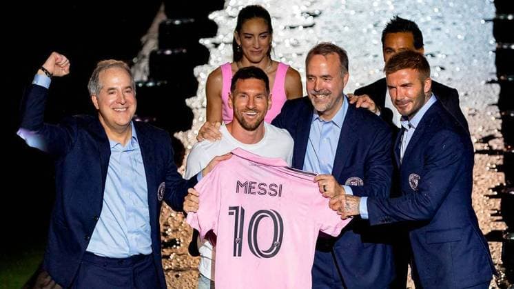 Bilder des Jahres 2023, Sport 07 Juli Sport Themen der Woche KW28 Sport Bilder des Tages Lionel Messi Joins MLS, Fussball Herren, USA Team - Fort Lauderdale NO FILM, NO VIDEO, NO TV, NO DOCUMENTARY - Lionel Messi presents his jersey next to Inter Miami owners, Jorge Mas, far-left, Jose Mas, third from left, and David Beckham, far-right, during the team s The Unveil event at DRV PNK Stadium on Sunday, July 16, 2023, in Fort Lauderdale, FL, USA. The event was held to officially welcome Argentine forward Lionel Messi (10) and Spanish midfielder Sergio Busquets (5) to the team. Photo by Matias J. Ocner Miami Herald TNS ABACAPRESS.COM Fort Lauderdale United States  Copyright: xMiamixHerald TNS ABACAx 860954_001 MiamixHerald TNS ABACAx 860954_001
