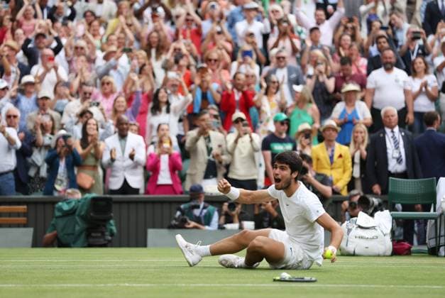 (230717) -- LONDON, July 17, 2023 -- Carlos Alcaraz celebrates after winning the men s singles final match between Novak Djokovic of Serbia and Carlos Alcaraz of Spain at Wimbledon Tennis Championships in London, Britain, July 16, 2023. ) (SP)BRITAIN-LONDON-TENNIS-WIMBLEDON-MEN S SINGLES FINAL LixYing 