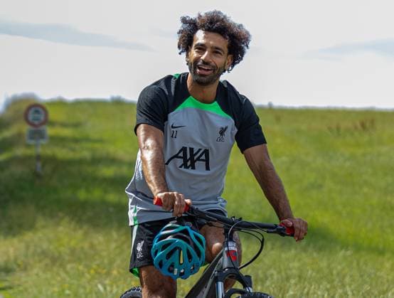 Sport Themen der Woche KW29 Sport Bilder des Tages Football - Liverpool FC Pre-Season DONESCHINGEN, GERMANY - Monday, July 17, 2023: Liverpool s Mohamed Salah rides a bicyle to a training session during the club s pre-season training camp in Germany. DONESCHINGEN Doneschingen BADEN-WÜRTTEMBERG GERMANY  Copyright: xPropagandaxPhotoxAgencyx P2023-07-17-Liverpool_PreSeason-29