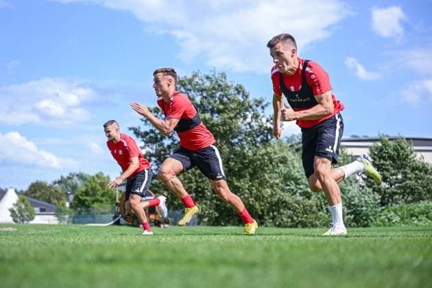 Sport Themen der Woche KW29 Sport Bilder des Tages 17.07.2023, Fussball, Saison 2023 2024, Trainingslager Rot-Weiss Essen in Wesendorf, Björn Rother (Rot-Weiss Essen), v. l., Marvin Obuz (Rot-Weiss Essen), Nils Kaiser (Rot-Weiss Essen), xRHR-FOTO TKx *** 17 07 2023, Football, Season 2023 2024, Training camp Rot Weiss Essen in Wesendorf, Björn Rother Rot Weiss Essen , v l , Marvin Obuz Rot Weiss Essen , Nils Kaiser Rot Weiss Essen , xRHR PHOTO TKx Copyright: RHR-FOTOx RHR-FOTO TK