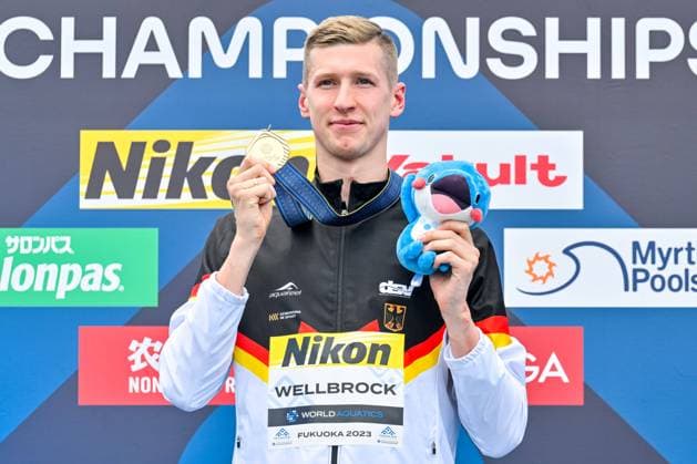 Bilder des Jahres 2023, Sport 07 Juli Sport Themen der Woche KW29 Florian Wellbrock of Germany shows the gold medal after competing in the 5km Men during the 20th World Aquatics Championships at the Seaside Momochi Beach Park in Fukuoka (Japan), July 18th, 2023. GiorgioXScala