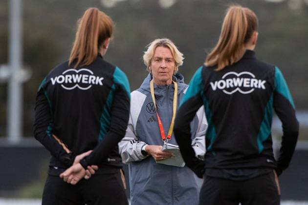 Bilder des Jahres 2023, Sport 07 Juli Sport Themen der Woche KW29 Martina Voss-Tecklenburg (Deutschland, Bundestrainerin) spricht im Kreis zu den Spielerinnen im Team, im Vordergrund Chantal Hagel (Deutschland, 02), Sjoeke Nuesken (Deutschland, 15), AUS, Training DFB Frauen Nationalmannschaft, Deutschland, FIFA Frauen Fussball Weltmeisterschaft Australien 2023, 18.07.2023 AUS, Training DFB Frauen Nationalmannschaft, Deutschland, FIFA Frauen Fussball Weltmeisterschaft Australien 2023, 18.07.2023 Tuggerah *** Martina Voss Tecklenburg Germany, national coach speaks in a circle to the players in the team, in the foreground Chantal Hagel Germany, 02 , Sjoeke Nuesken Germany, 15 , AUS, training DFB womens national team, Germany, FIFA Womens World Cup Australia 2023, 18 07 2023 AUS, training DFB womens national team, Germany, FIFA Womens World Cup Australia 2023, 18 07 2023 Tuggerah Copyright: xEibner-Pressefoto Memmlerx EP_MMR