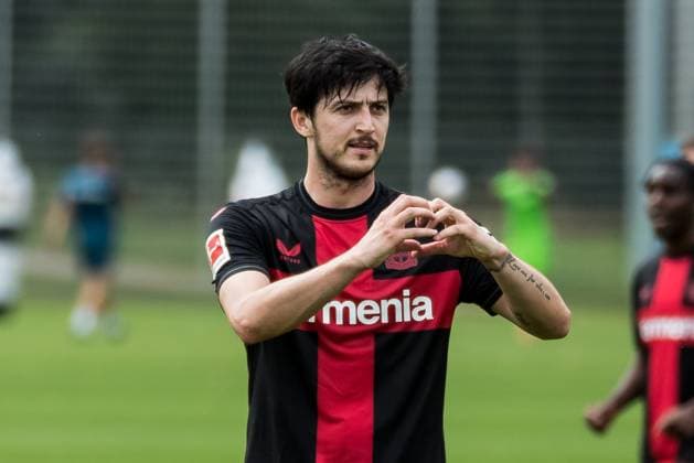 Sport Themen der Woche KW29 Training Bayer 04 Leverkusen, 18.07.2023 Sardar Azmoun (Bayer 04 Leverkusen, 9) formt ein Herz mit seinen Haenden Training Bayer 04 Leverkusen; Trainingsplatz an der BayArena, Leverkusen *** Training Bayer 04 Leverkusen, 18 07 2023 Sardar Azmoun Bayer 04 Leverkusen, 9 forms a heart with his hands Training Bayer 04 Leverkusen training ground at the BayArena, Leverkusen Copyright: xBEAUTIFULxSPORTS Wunderlx