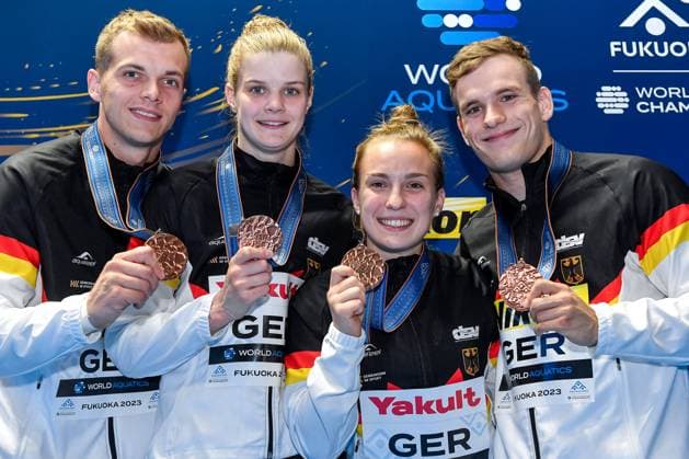 Bilder des Jahres 2023, Sport 07 Juli Sport Themen der Woche KW29 Timo Barthel of Germany, Christina Wassen of Germany, Moritz Wesemann of Germany, Lena Hentschel of Germany show the bronze medal after competing in the Team Event Mixed Final during the 20th World Aquatics Championships at the Fukuoka Prefectural Pool in Fukuoka (Japan), July 18th, 2023. AndreaXStaccioli
