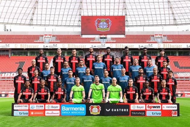 Bayer 04 Leverkusen 1 BL, portrait date 2023 2024, team photo 1 row, vo li Amine Adli, Arthur, Jeremie Frimpong, Patrick Pentz, Lukas Hradecky, Niklas Lomb, Florian Wirtz, Moussa Diaby, Alejandro Grimaldo 2 row, vo li Madi Monamay, Jonas Hofmann, Adam Hlozek, Co-coach Alberto Encinas, Head coach Xabi Alonso, Co-coach Sebastian Parrilla, Goalkeeping coach David Thiel, Kerem Demirbay, Nadiem Amiri, Amyan Aourir 3 row, vo l Exequiel Palacios, Athletic Trainer Daniel Jouvin, Atheltic Trainer Ismael Camenforte Lopez, Atheltic Trainer Jonas Rath, Atheltic Trainer Markus Müller, Analyst Licensed Players Department Simon Lackmann, Head of Sports Science and Atheltics Dr Malte Krüger, , Chief Analyst Marcel Daum, Gustavo Puerta 4 row, from left Timothy Fosu Mensah, Robert Andrich, Granit Xhaka, Jonathan Tah, Edmond Tapsoba, Odilon Kossounou, Noah Mbamba, Sardar Azmoun