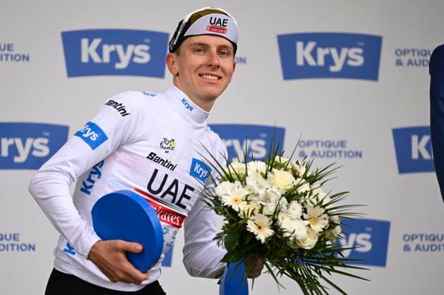 Sport Bilder des Tages COMBLOUX, FRANCE - JULY 18 : Pogacar Tadej (SVN) of UAE Team Emirates pictured with the white jersey during the podium ceremony of stage 16 of the 110th edition of the Tour de France 2023 cycling race, a individual time trial of 22 kms with start in Passy and finish in Combloux on July 18, 2023 in Combloux, France, 18 07 2023 ( Motordriver Kenny Verfaillie - Tour de France 2023 - Stage 16 PhotoNews Panoramic 