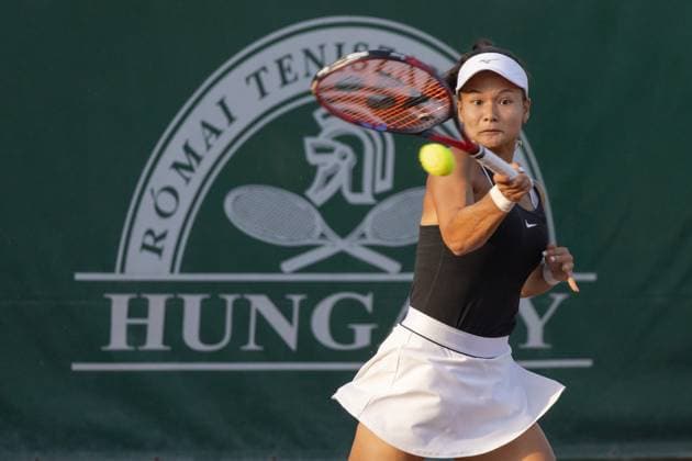 (230719) -- BUDAPEST, July 19, 2023 -- Amarissa Toth of Hungary competes during the women s singles round of 32 match between Amarissa Toth of Hungary and Zhang Shuai of China at the WTA, Tennis Damen 250 Hungarian Grand Prix in Budapest, Hungary on July 18, 2023. (Photo by Xinhua) (SP)HUNGARY-BUDAPEST-TENNIS-WTA-HUNGARIAN GRAND PRIX-WOMEN S SINGLES AttilaxVolgyi 