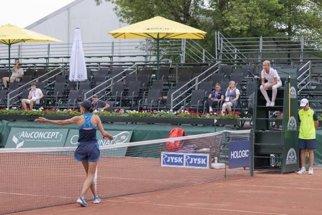 (230719) -- BUDAPEST, July 19, 2023 -- Zhang Shuai (L) of China speaks with the umpire during the women s singles round of 32 match between Amarissa Toth of Hungary and Zhang Shuai of China at the WTA, Tennis Damen 250 Hungarian Grand Prix in Budapest, Hungary on July 18, 2023. (Photo by Xinhua) (SP)HUNGARY-BUDAPEST-TENNIS-WTA-HUNGARIAN GRAND PRIX-WOMEN S SINGLES AttilaxVolgyi 