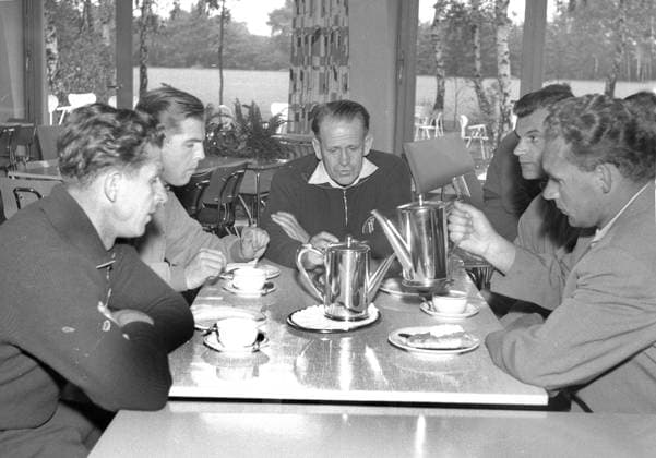 Kaffetafel der Deutsche Fußballnationalmannschaft beim Lehrgang in Duisburg-Wedau am 03.09.1956. Mitte: Bundestrainer Sepp Herberger. *** Coffee table of the German national soccer team at the training course in Duisburg Wedau on 03 09 1956 center national coach Sepp Herberger HM