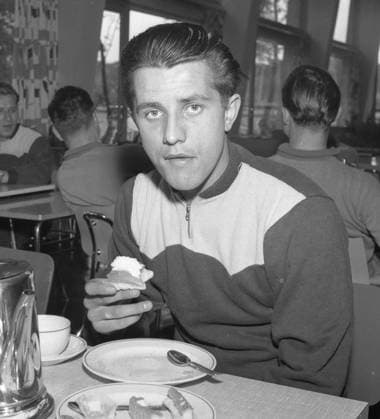 Lehrgang der Deutschen Fußballnationalmannschaft in Duisburg-Wedau. Heinz Vollmar bei der Kaffeetafel. Aufn.: 03.09.1956. *** Training course of the German national soccer team in Duisburg Wedau Heinz Vollmar at the coffee table Aufn 03 09 1956 HM