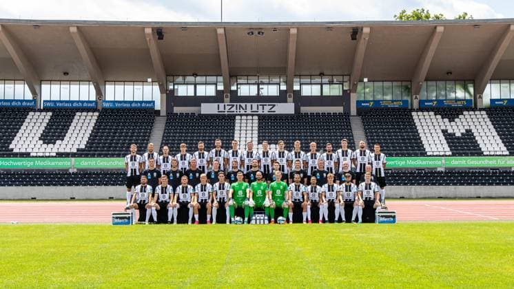 SSV Ulm 1846, 3 league, portrait date 2023 2024, 17 07 2023 team photo hint row from Li , David Groezinger 27, Johannes Reichert 05, Dennis Chessa 11, Lukas Ahrend 08, Jucas Roeser 09, Felix Higl 33, Bastian Allgeier 07, Philipp Maier 26, Lennart Stoll 18, Lenn Jastremski 20, Moritz Hannemann 19, Julian Kudala 35, Marco Hingerl 14, Tom Gaal 04, Lamar Yarbrough 25, Romario Roesch 43 mitt Reihe v Li , Thomas Woerle Coach, Maximillian Knauer Co Coach, Oliver Seitz Co Coach Analysis, Holger Betz Goalkeeper Coach, Dr Sebastian Schulz Athletic Trainer, Christoph Zellner athletic trainer, Raimund Felber physio, Felix Hoerger physio, Dr Christoph Buck team doctor, Kevin Klein, Emilio Tancredi, front row v Li , Andreas Ludwig 10, Thomas Geyer 06, Leonardo Scienza, Sascha Risch 28, Max Brandt 23, Lorenz Otto 01, Christian Ortag 39, Marvin Seybold 12, Nicolas Jann 21, Dennis De Sousa 29, Christoph Maier 17, Patrick Dulleck 37, Tobias Ruehle 31 DFB DFL REGULATES PROHIBIT ANY USE OF PHOTOGRAPHS AS IMAGE SEQUENCES AND OR QUASI VIDEO SSV Ulm 1846, 3 Liga, portrait date 2023 2024, 17 07 2023 Ulm. Copyright: xEibner-Pressefoto RogerxBuerkex EP_EER