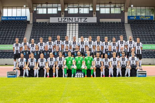 SSV Ulm 1846, 3 league, portrait date 2023 2024, 17 07 2023 team photo hint row from Li , David Groezinger 27, Johannes Reichert 05, Dennis Chessa 11, Lukas Ahrend 08, Jucas Roeser 09, Felix Higl 33, Bastian Allgeier 07, Philipp Maier 26, Lennart Stoll 18, Lenn Jastremski 20, Moritz Hannemann 19, Julian Kudala 35, Marco Hingerl 14, Tom Gaal 04, Lamar Yarbrough 25, Romario Roesch 43 mitt Reihe v Li , Thomas Woerle Coach, Maximillian Knauer Co Coach, Oliver Seitz Co Coach Analysis, Holger Betz Goalkeeper Coach, Dr Sebastian Schulz Athletic Trainer, Christoph Zellner athletic trainer, Raimund Felber physio, Felix Hoerger physio, Dr Christoph Buck team doctor, Kevin Klein, Emilio Tancredi, front row v Li , Andreas Ludwig 10, Thomas Geyer 06, Leonardo Scienza, Sascha Risch 28, Max Brandt 23, Lorenz Otto 01, Christian Ortag 39, Marvin Seybold 12, Nicolas Jann 21, Dennis De Sousa 29, Christoph Maier 17, Patrick Dulleck 37, Tobias Ruehle 31 DFB DFL REGULATES PROHIBIT ANY USE OF PHOTOGRAPHS AS IMAGE SEQUENCES AND OR QUASI VIDEO SSV Ulm 1846, 3 Liga, portrait date 2023 2024, 17 07 2023 Ulm. Copyright: xEibner-Pressefoto RogerxBuerkex EP_EER
