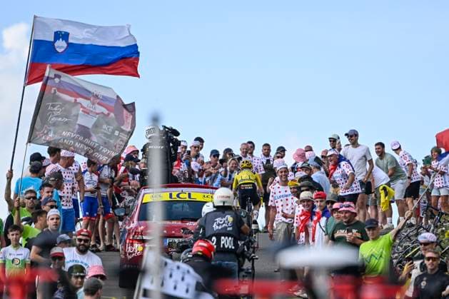 Tour de France 2023 - Stage 17 COURCHEVEL, FRANCE - JULY 19 : Vingegaard Jonas (DEN) of Jumbo-Visma with supporters and fans during stage 17 of the 110th edition of the Tour de France 2023 cycling race, a stage of 166 kms with start in Saint-Gervais Mont Blanc and finish in Courchevel on July 19, 2023 in Courchevel, France, 19 07 2023 ( Motordriver Kenny Verfaillie - Courchevel France  Copyright: xVincentxKalutx