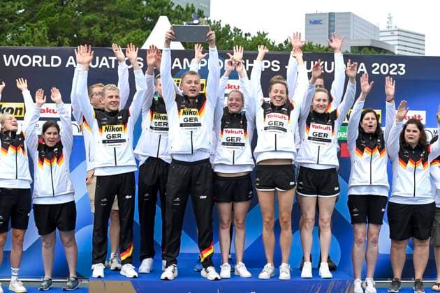 Bilder des Jahres 2023, Sport 07 Juli Sport Themen der Woche KW29 Team Germany celebrate the Best Open Water Team award after the Mixed 4x1500m Relay Final during the 20th World Aquatics Championships at the Seaside Momochi Beach Park in Fukuoka (Japan), July 20th, 2023. AndreaXStaccioli