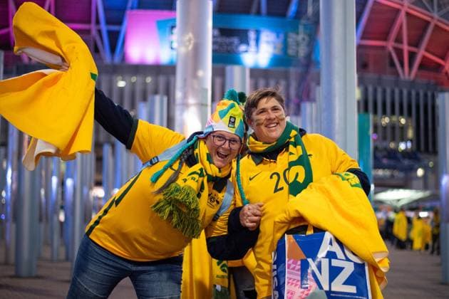 Fans vor dem Stadium Australia vor dem ersten Spiel, AUS, Australien vs Irland, WWC23 FIFA Frauen Fussball Weltmeisterschaft Australien 2023, Gruppe A, 1. Spieltag, 20.07.2023 AUS, Australien vs Irland, WWC23 FIFA Frauen Fussball Weltmeisterschaft Australien 2023, Gruppe A, 1. Spieltag, 20.07.2023 Sydney *** Fans outside Stadium Australia before first match, AUS, Australia vs Ireland, WWC23 FIFA Womens World Cup Australia 2023, Group A, Matchday 1, 20 07 2023 AUS, Australia vs Ireland, WWC23 FIFA Womens World Cup Australia 2023, Group A, Matchday 1, 20 07 2023 Sydney Copyright: xEibner-Pressefoto Memmlerx EP_MMR