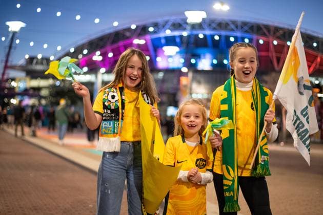 Fans vor dem Stadium Australia vor dem ersten Spiel, AUS, Australien vs Irland, WWC23 FIFA Frauen Fussball Weltmeisterschaft Australien 2023, Gruppe A, 1. Spieltag, 20.07.2023 AUS, Australien vs Irland, WWC23 FIFA Frauen Fussball Weltmeisterschaft Australien 2023, Gruppe A, 1. Spieltag, 20.07.2023 Sydney *** Fans outside Stadium Australia before first match, AUS, Australia vs Ireland, WWC23 FIFA Womens World Cup Australia 2023, Group A, Matchday 1, 20 07 2023 AUS, Australia vs Ireland, WWC23 FIFA Womens World Cup Australia 2023, Group A, Matchday 1, 20 07 2023 Sydney Copyright: xEibner-Pressefoto Memmlerx EP_MMR