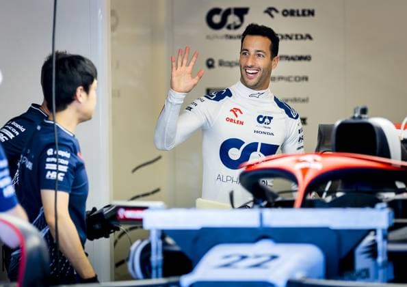 BUDAPEST - Daniel Ricciardo (AlphaTauri), who replaces Dutch driver Nyck de Vries from this race, greets his team members in the garage at the Hungaroring Circuit in the run-up to the Grand Prix of Hungary. ANP REMKO DE WAAL xVIxANPxSportx xxANPxIVx 473938987 originalFilename: 473938987.jpg