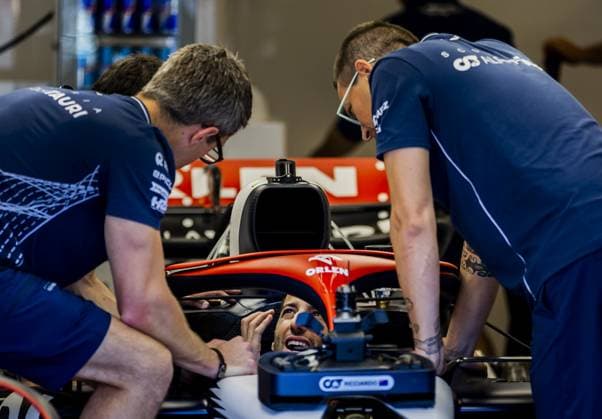 BUDAPEST - Daniel Ricciardo (AlphaTauri), who replaces Dutch driver Nyck de Vries from this race on, does a seat fitting in his car on the Hungaroring Circuit in the run-up to the Grand Prix of Hungary. ANP REMKO DE WAAL xVIxANPxSportx xxANPxIVx 473939481 originalFilename: 473939481.jpg