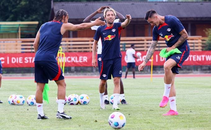 RB Leipzig Italy training camp Bruneck, 20 07 2023, Sportpark Reiperting Reischach, Football, RB Leipzig GER Bundesliga training camp in South Tyrol Italy , In picture f l Xavi Simons, Kevin Kampl and Benjamin Sesko , Picture Point