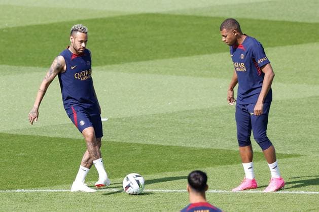 Sport Themen der Woche KW29 Sport Bilder des Tages Poissy am 20. Juli 2023, Training Paris Saint Germain im PSG Campus v.l., Neymar (Paris Saint-Germain) lund Kylian Mbappe (Paris Saint-Germain) *** Poissy on 20 July 2023, training Paris Saint Germain at PSG Campus v l , Neymar Paris Saint Germain land Kylian Mbappe Paris Saint Germain Copyright: AntonioxBorga