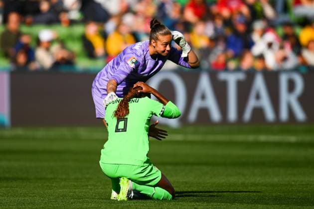 WWC23 CANADA NIGERIA, Kailen Sheridan of Canada (top) checks on Ifeoma Onumonu of Nigeria after injury during the FIFA Women s World Cup 2023 soccer match between Nigeria and Canada at Melbourne Rectangular Stadium in Melbourne, Friday, July 21, 2023. ( NO ARCHIVING, EDITORIAL USE ONLY, NO USE IN BOOKS WITHOUT CONSENT MELBOURNE VICTORIA AUSTRALIA  Copyright: xMORGANxHANCOCKx 20230721001822534824 