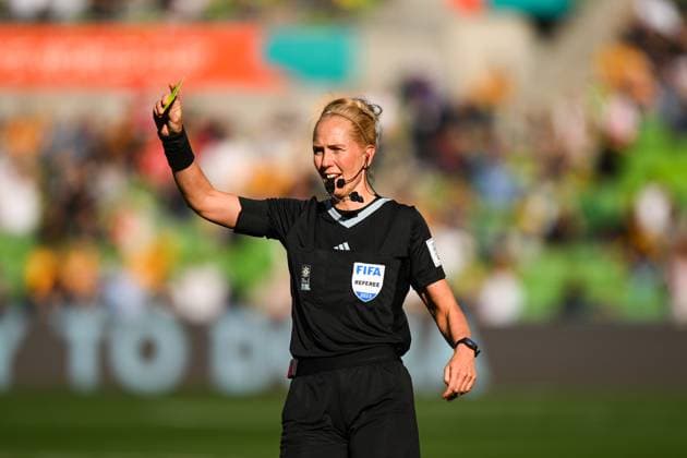 WWC23 CANADA NIGERIA, FIFA referee Lina Lehtovaara shows a yellow card during the FIFA Women s World Cup 2023 soccer match between Nigeria and Canada at Melbourne Rectangular Stadium in Melbourne, Friday, July 21, 2023. ( NO ARCHIVING, EDITORIAL USE ONLY, NO USE IN BOOKS WITHOUT CONSENT MELBOURNE VICTORIA AUSTRALIA  Copyright: xMORGANxHANCOCKx 20230721001822537405 
