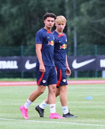 RB Leipzig Italy training camp Bruneck, 20 07 2023, Sportpark Reiperting Reischach, Football, RB Leipzig GER Bundesliga training camp in South Tyrol Italy , In picture v l Aris Bayindir and Lenny Hennig , Picture Point