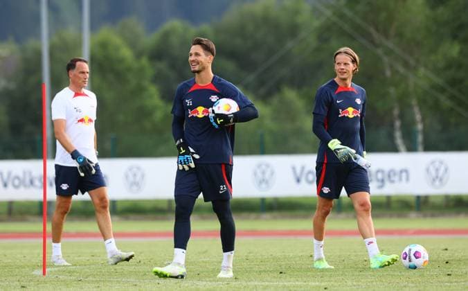RB Leipzig Italy training camp Bruneck, 20 07 2023, Sportpark Reiperting Reischach, Football, RB Leipzig GER Bundesliga training camp in South Tyrol Italy , In picture f l coach Marco Rose, goalkeeper Janis Blaswich and goalkeeper Örjan Nyland , Picture Point