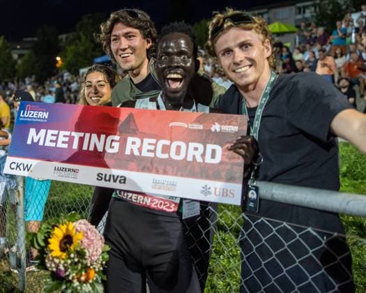 Bilder des Jahres 2023, Sport 07 Juli Sport Themen der Woche KW29 Spitzen Leichtathletik Luzern; Luzern, 20.07.2023 Dominic Lokinyomo Lobalu (LC Bruehl Leichtathletik, SSD, 267) celebrates with fans at Spitzen Leichtathletik Luzern in Luzern, Switzerland, on Thursday, July 20, 2023 . *** Spitzen Leichtathletik Luzern Luzern, 20 07 2023 Dominic Lokinyomo Lobalu LC Bruehl Leichtathletik, SSD, 267 celebrates with fans at Spitzen Leichtathletik Luzern in Luzern, Switzerland, on Thursday, July 20, 2023 Copyright: xBEAUTIFULxSPORTS OlafxRellischx