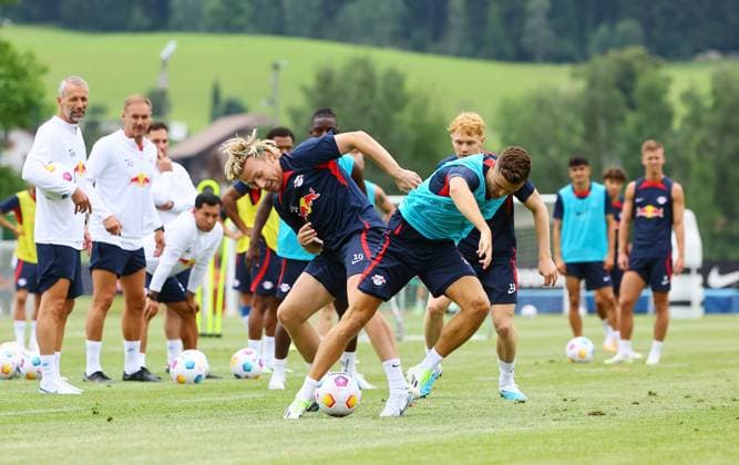 Sport Themen der Woche KW29 Sport Bilder des Tages RB Leipzig - Italien Trainingslager Bruneck, 21.07.2023, Sportpark Reiperting Reischach, Fussball, RB Leipzig (GER Bundesliga) - Trainingslager in Südtirol Italien , Im Bild v.l.: Emil Forsberg (10, RB Leipzig) und Christoph Baumgartner (14, RB Leipzig) , *** RB Leipzig Italy training camp Bruneck, 21 07 2023, Sportpark Reiperting Reischach, Football, RB Leipzig GER Bundesliga training camp in South Tyrol Italy , In picture from l Emil Forsberg 10, RB Leipzig and Christoph Baumgartner 14, RB Leipzig , Picture Point