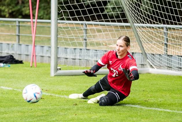 Training 1 FC Koeln women 21 07 2023 Jasmin Pal 1 FC Koeln, 1 jumps after the ball Training 1 FC Koeln women Geissbockheim, 21 07 2023 Copyright: xBEAUTIFULxSPORTS Wunderlx