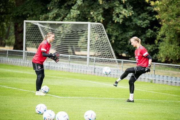 Training 1 FC Koeln Women 21 07 2023 Jasmin Pal 1 FC Koeln, 1 throws, Paula Hoppe 1 FC Koeln, 12 takes the ball Training 1 FC Koeln Women Geissbockheim, 21 07 2023 Copyright: xBEAUTIFULxSPORTS Wunderlx