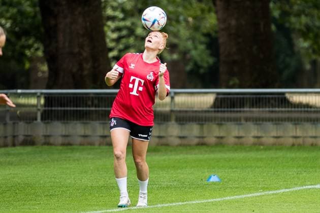 Training 1 FC Koeln women 21 07 2023 Laura Vogt 1 FC Koeln, 8 balances the ball on her head Training 1 FC Koeln women Geissbockheim, 21 07 2023 Copyright: xBEAUTIFULxSPORTS Wunderlx