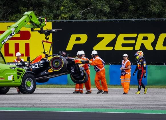 BUDAPEST - Sergio Perez (Red Bull Racing) crashes during the 1st free practice session at the Hungaroring Circuit in the run-up to the Hungarian Grand Prix. ANP REMKO DE WAAL xVIxANPxSportx xxANPxIVx 474007992 originalFilename: 474007992.jpg