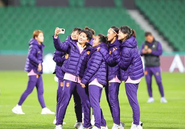 (230721) -- PERTH, July 21, 2023 -- China s Wang Shanshan (4th R) poses for photos with teammates during the stadium familiarisation one day ahead of the group D match between Denmark and China at the 2023 FIFA Women s World Cup in Perth, Australia, July 21, 2023. ) (SP)AUSTRALIA-PERTH-2023 FIFA WOMEN S WORLD CUP-GROUP D-CHINA STADIUM FAMILIARISATION DingxXu 