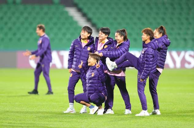 (230721) -- PERTH, July 21, 2023 -- China s players pose for photos during the stadium familiarisation one day ahead of the group D match between Denmark and China at the 2023 FIFA Women s World Cup in Perth, Australia, July 21, 2023. ) (SP)AUSTRALIA-PERTH-2023 FIFA WOMEN S WORLD CUP-GROUP D-CHINA STADIUM FAMILIARISATION DingxXu 