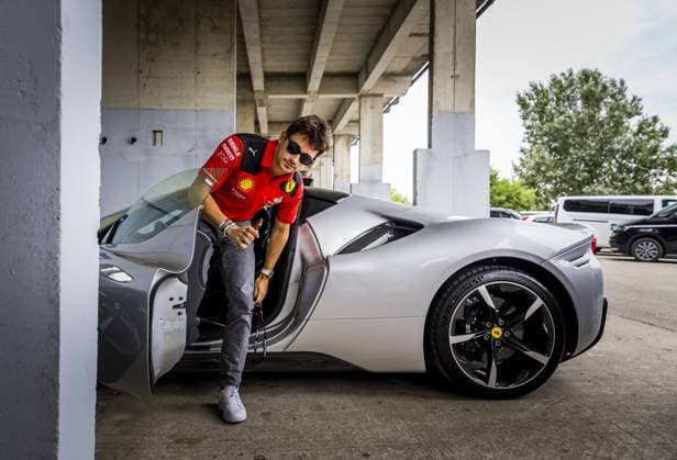 Sport Bilder des Tages BUDAPEST - Charles Leclerc (Ferrari) on arrival for the 1st free practice session at the Hungaroring Circuit ahead of the Hungarian Grand Prix. ANP REMKO DE WAAL F1 Grand Prix of Hungary Practice 2023 xVIxANPxSportx xxANPxIVx 474016823 originalFilename: 474016823.jpg