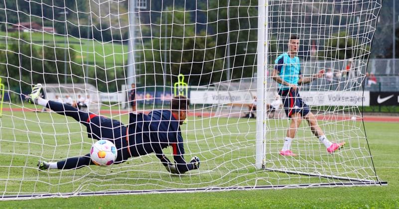 RB Leipzig Italy training camp Bruneck, 21 07 2023, Sportpark Reiperting Reischach, Football, RB Leipzig GER Bundesliga training camp in South Tyrol Italy , In the picture goal Benjamin Sesko hits against goalkeeper Janis Blaswich , Picture Point