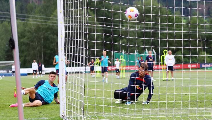 RB Leipzig Italy training camp Bruneck, 21 07 2023, Sportpark Reiperting Reischach, Football, RB Leipzig GER Bundesliga training camp in South Tyrol Italy , In the picture goal Benjamin Sesko hits against goalkeeper Janis Blaswich , Picture Point