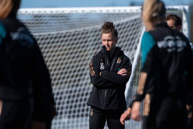 Marina Hegering Germany, 05 watching training and unable to train due to injury, AUS, training DFB Womens National Team Germany, FIFA Womens World Cup Australia 2023, 22 07 2023 AUS, training DFB Womens National Team Germany, FIFA Womens World Cup Australia 2023, 22 07 2023 Tuggerah Copyright: xEibner-Pressefoto Memmlerx EP_MMR