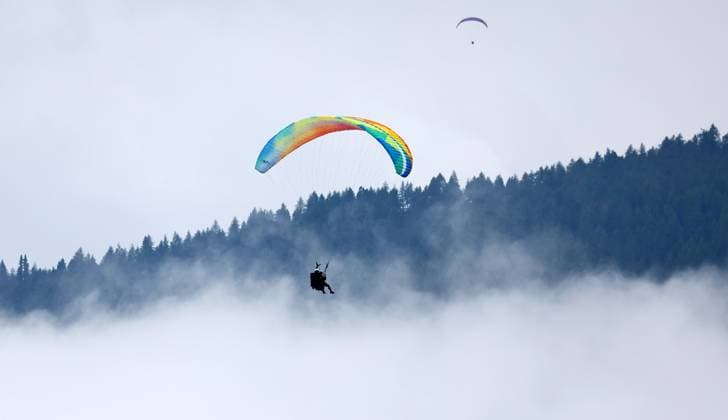RB Leipzig Italy training camp Bruneck, 21 07 2023, Sportpark Reiperting Reischach, football, RB Leipzig GER Bundesliga training camp in South Tyrol Italy , In the picture paragliders over the training ground , Picture Point