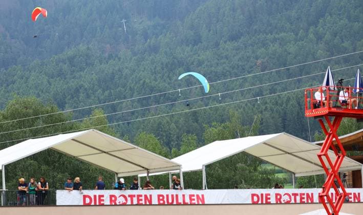 RB Leipzig Italy training camp Bruneck, 21 07 2023, Sportpark Reiperting Reischach, football, RB Leipzig GER Bundesliga training camp in South Tyrol Italy , In the picture paragliders over the training ground , Picture Point