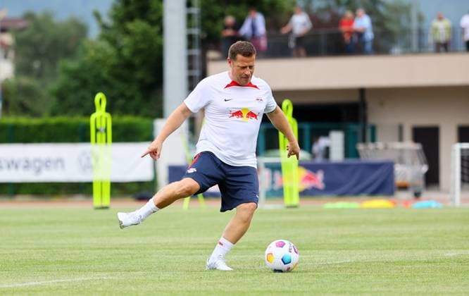RB Leipzig Italy training camp Bruneck, 21 07 2023, Sportpark Reiperting Reischach, Football, RB Leipzig GER Bundesliga training camp in South Tyrol Italy , In the picture Max Eberl RB Leipzig sports director on the ball , Picture Point