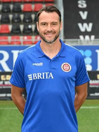 21 07 2023, xjhx, football 2 Bundesliga, SV Wehen Wiesbaden photo appointment season 2023 24 emspor, Co coach Nils Döring SV Wehen Wiesbaden 2 BL, Porträttermin 2023 2024 DFL DFB REGULATIONS PROHIBIT ANY USE OF PHOTOGRAPHS as IMAGE SEQUENCES and or QUASI VIDEO Wiesbaden