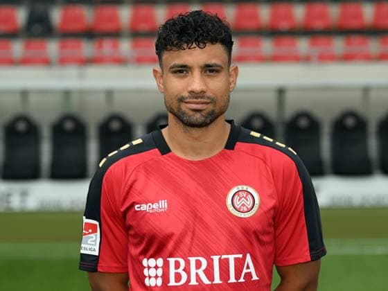 21 07 2023, xjhx, football 2 Bundesliga, SV Wehen Wiesbaden photo appointment season 2023 24 emspor, Kianz Froese 30 SV Wehen Wiesbaden 2 BL, porträttermin 2023 2024 DFL DFB REGULATES PROHIBIT ANY USE OF PHOTOGRAPHS as IMAGE SEQUENCES and or QUASI VIDEO Wiesbaden