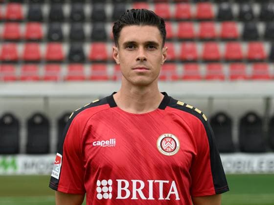 21 07 2023, xjhx, football 2 Bundesliga, SV Wehen Wiesbaden photo appointment season 2023 24 emspor, John Iredale 33 SV Wehen Wiesbaden 2 BL, porträttermin 2023 2024 DFL DFB REGULATES PROHIBIT ANY USE OF PHOTOGRAPHS as IMAGE SEQUENCES and or QUASI VIDEO Wiesbaden