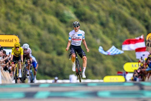 Bilder des Jahres 2023, Sport 07 Juli Sport Themen der Woche KW29 LE MARKSTEIN FELLERING, FRANCE - JULY 22 : Pogacar Tadej (SVN) of UAE Team Emirates celebrating his victory during stage 20 of the 110th edition of the Tour de France 2023 cycling race, a stage of 133 kms with start in Belfort and finish in Le Markstein Fellering on July 22, 2023 in Le Markstein Fellering, France, 22 07 2023 ( Motordriver Kenny Verfaillie - Tour de France 2023 - Stage 20 PhotoNews Panoramic 