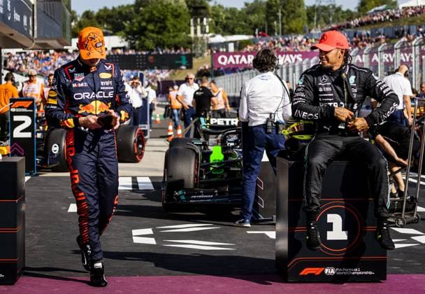 BUDAPEST - Max Verstappen (Red Bull Racing) and Lewis Hamilton (Mercedes) after qualifying at the Hungaroring Circuit in the run-up to the Hungarian Grand Prix. ANP REMKO DE WAAL F1 Grand Prix of Great Britain - Qualifying 2023 xVIxANPxSportx xxANPxIVx 474067654 originalFilename: 474067654.jpg