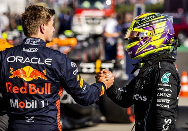BUDAPEST - Max Verstappen (Red Bull Racing) and Lewis Hamilton (Mercedes) after qualifying at the Hungaroring Circuit in the run-up to the Hungarian Grand Prix. ANP REMKO DE WAAL F1 Grand Prix of Great Britain - Qualifying 2023 xVIxANPxSportx xxANPxIVx 474067907 originalFilename: 474067907.jpg