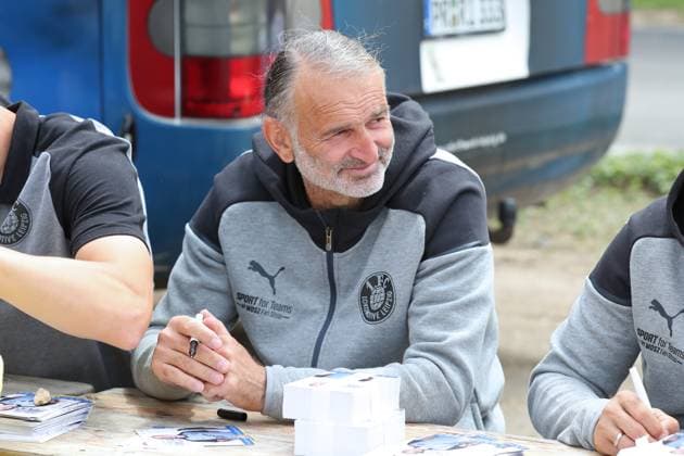 Stadium party at 1 FC Lok Leipzig, Regionalliga Nordost, 22 07 23 autograph session, coach and sports director Almedin Civa Lok Leipzig football, Regionalliga Nordost, season 2023 2024, stadium party at 1 FC Lok Leipzig before the start of the season, 22 07 23 at Bruno Plache Stadium, Leipzig Copyright: xBEAUTIFULxSPORTS JanxKaeferx
